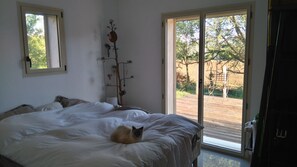 4 bedrooms, iron/ironing board, free WiFi, bed sheets