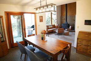 Dining - Peaceful Yosemite Retreat large & cozy near Bass Lake (Oakhurst)