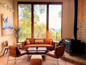 Living area - Peaceful Yosemite Retreat large & cozy near Bass Lake (Oakhurst)