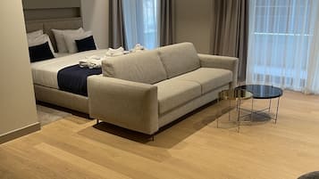 Comfort Room | 1 bedroom, minibar, in-room safe, desk