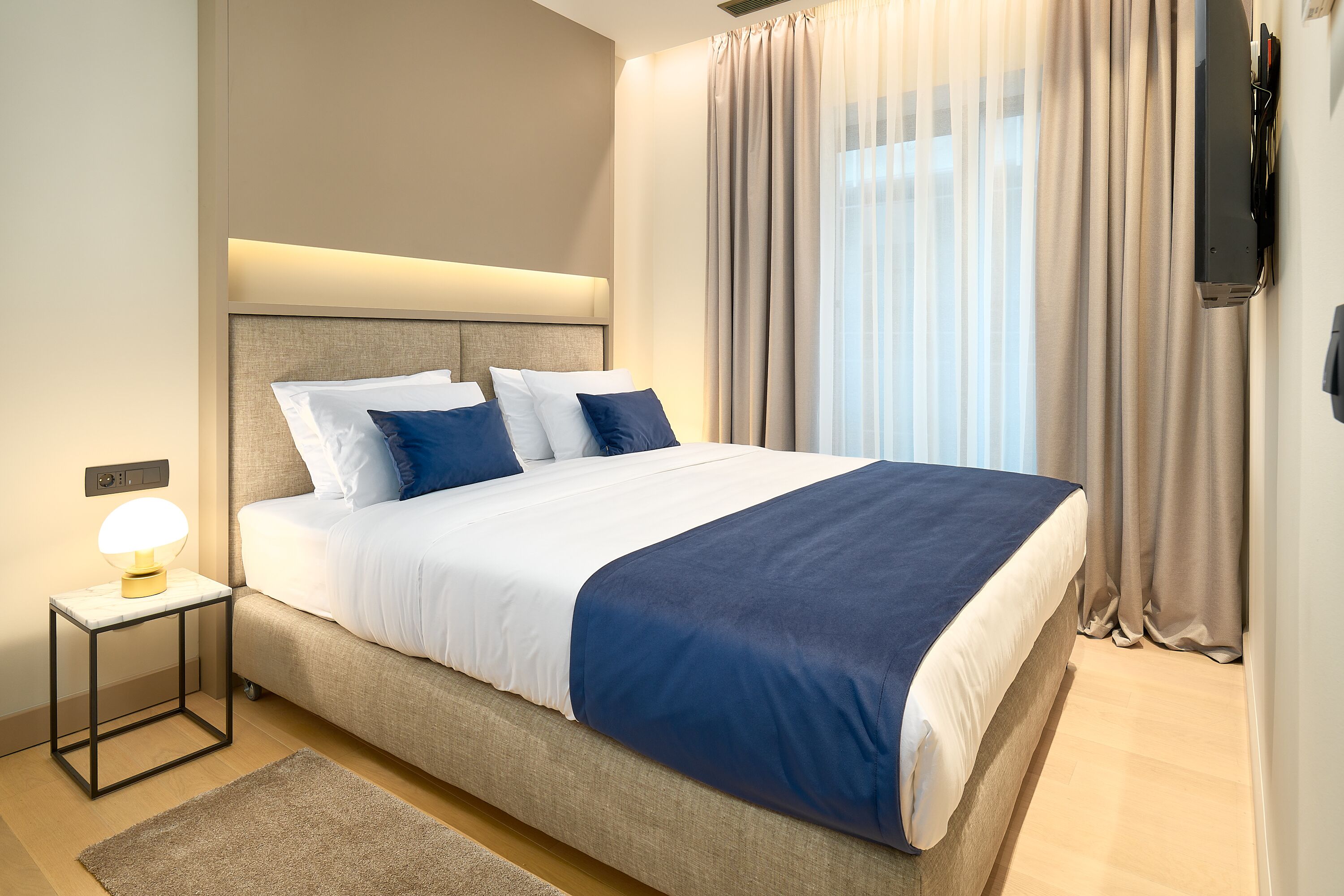 deluxe suite | minibar, in-room safe, desk, laptop workspace