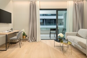 家庭套房 | 客厅 | 60-英寸智能电视 （配备卫星频道）、电视