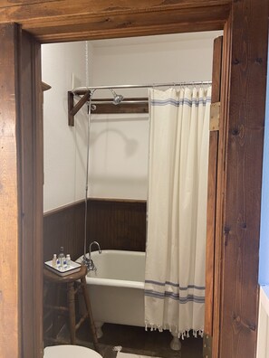 Combined shower/bathtub, hair dryer, towels, soap - Cowboy cabin with private patio (Basalt)