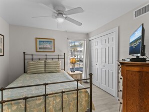 1 bedroom, WiFi, bed sheets - Island Place 101 Dreamy Condo with Pool! Rebuilt! (Cedar Key)
