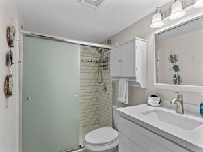 Combined shower/bathtub, towels