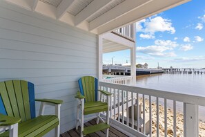 Property grounds - Island Place 108 Beachfront Poolside Pet-Friendly! (Cedar Key)