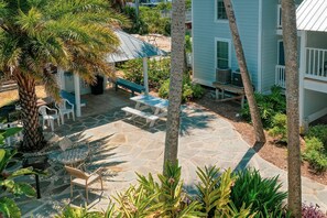 Outdoor dining - Island Place 111 Downtown w Pool See Dolphins Play (Cedar Key)