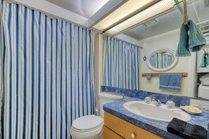 Combined shower/tub, towels