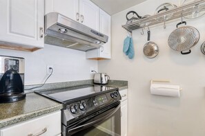 Fridge, microwave, oven, stovetop - Island Breezes at Island Place 202! (Cedar Key)