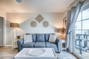 TV - Island Breezes at Island Place 202! (Cedar Key)