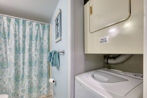Combined shower/tub, towels - High End Corner Unit at Island Place 208! (Cedar Key)