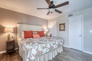 2 bedrooms, WiFi, bed sheets - Luxe Condo Living at Island Place 215! (Cedar Key)