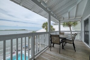 Outdoor dining - Coastal Getaway Island Place 314! (Cedar Key)