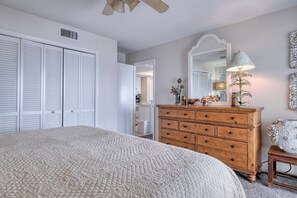 2 bedrooms, WiFi, bed sheets - Decorator Quality Condo at Island Place 315! (Cedar Key)