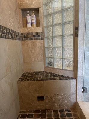 Bañera con ducha, bañera de hidromasaje, secador de pelo, toallas