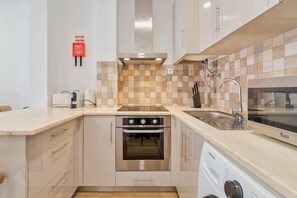 Fridge, microwave, oven, stovetop - Garrett Terrace (Setúbal)
