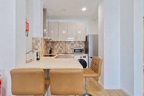 Fridge, microwave, oven, stovetop - Garrett Terrace (Setúbal)