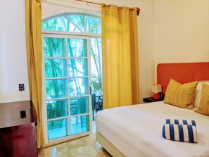 12 bedrooms, iron/ironing board, free WiFi, bed sheets - Location Location Location! Walk to everything. Sleeps up to 16 (Playa del Carmen)