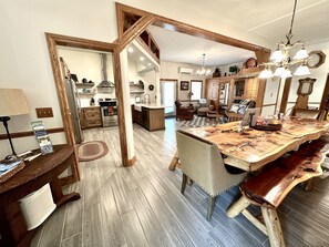 Dining - Close to Torch Lake. Event and Sports Barn. Great golf nearby. Sleeps 13+. Bunks (Central Lake)