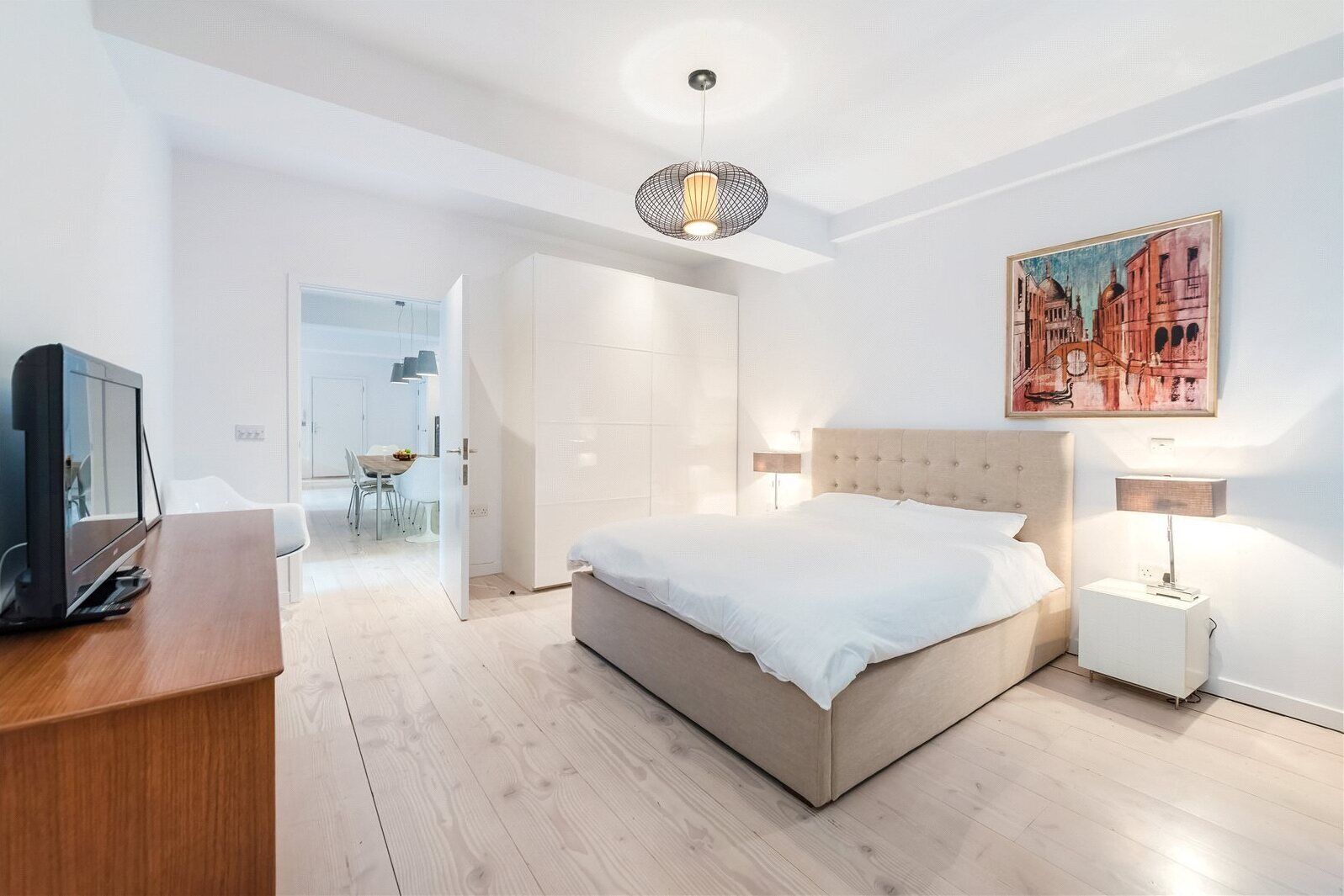 2 bedrooms, desk, travel cot, WiFi