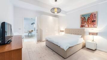 2 bedrooms, desk, travel cot, WiFi