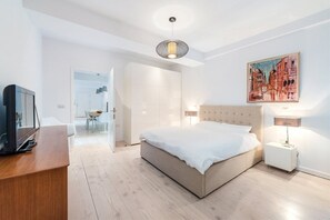 2 bedrooms, desk, travel cot, WiFi