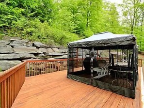 Terrace/patio - Country Getaway: Upper House with lake access (Hancock)