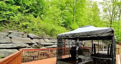 Country Getaway: Upper House with lake access