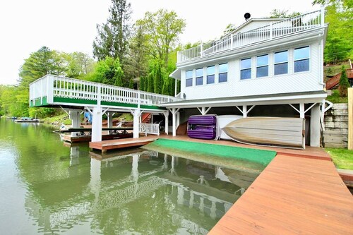 Country Getaway: Upper House with lake access