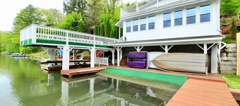 Country Getaway: Upper House with lake access