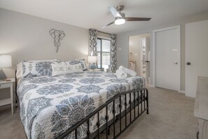 3 chambres, bureau, fer et planche à repasser, lit de bébé portatif
