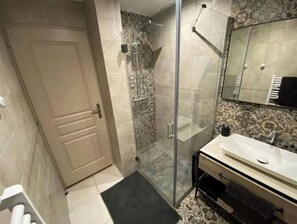 Shower, hair dryer, towels, soap - Gîte le Paul Bert - town center Free parking (Tours)