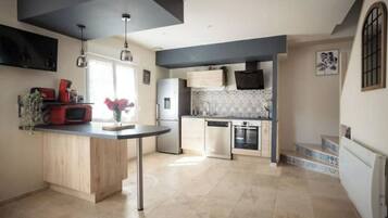 Een koelkast, een microgolfoven, een oven, een kookplaat