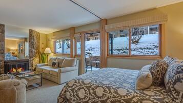 1 habitación, escritorio, tabla de planchar con plancha y cuna de viaje