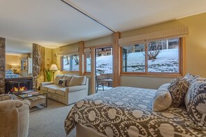 1 habitación, escritorio, tabla de planchar con plancha y cuna de viaje