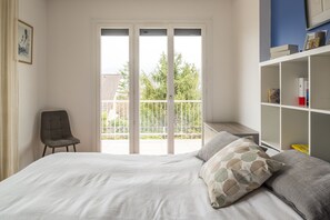 5 bedrooms, desk, iron/ironing board, free WiFi