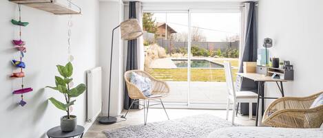 TV connectée, cheminée, jeux vidéo, lecteur de DVD