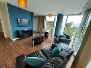 公寓 | 起居区 | 38-英寸LED 电视 （配备数码频道）、电视