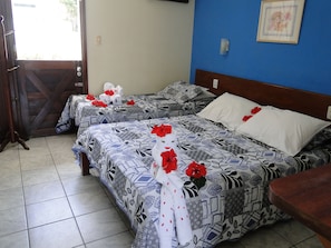 Quarto casal básico | Cofres nos quartos, individualmente mobiliados, Wi-Fi de cortesia