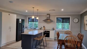 Jääkaappi, mikroaaltouuni, uuni, liesi