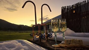 Outdoor spa tub - Fig Tree Farm Stay - Interactive Farm Stay Near Brisbane (HIghvale)