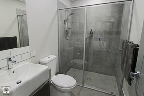 Shower, hair dryer, towels - Fig Tree Farm Stay - Interactive Farm Stay Near Brisbane (HIghvale)