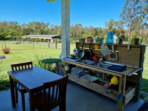 Outdoor dining - Fig Tree Farm Stay - Interactive Farm Stay Near Brisbane (HIghvale)