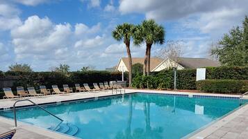 Lämmitetty uima-allas