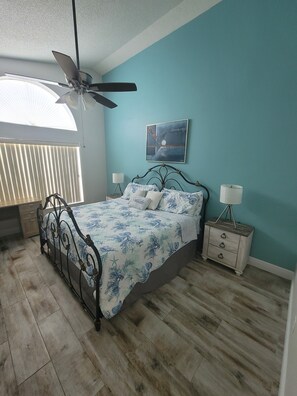 3 bedrooms, desk, WiFi, bed sheets