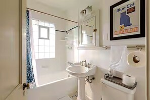 Haartrockner, Handtücher, Seife, Toilettenpapier