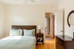 2 bedrooms, iron/ironing board, travel cot, free WiFi - Classic Macalester Area St. Paul Duplex (Saint Paul)