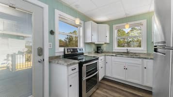 Frigorífico, microondas, horno y placa de cocina