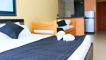 1 habitaciĂłn, muebles diferentes y tabla de planchar con plancha