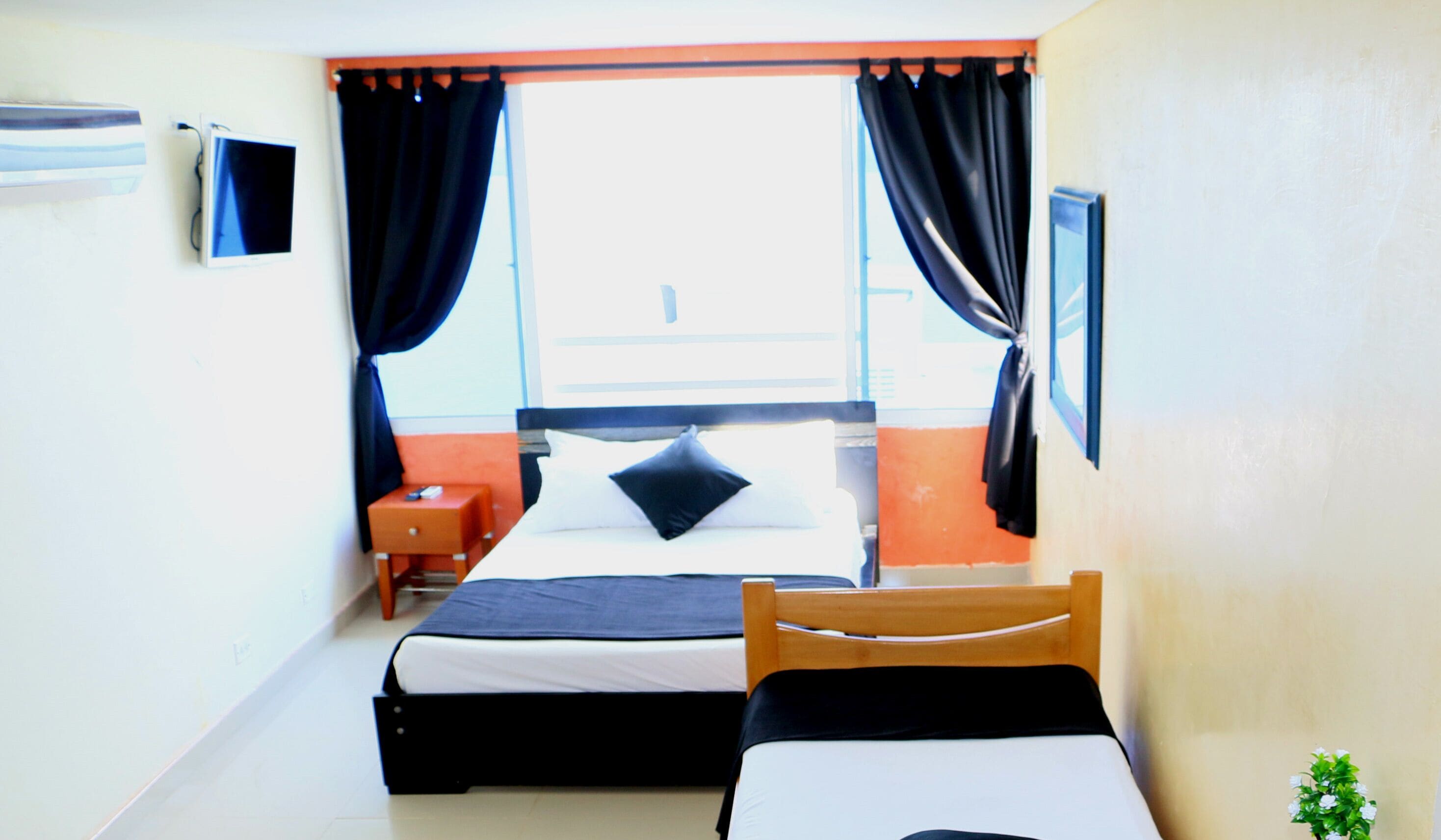 1 habitación, muebles diferentes y tabla de planchar con plancha 